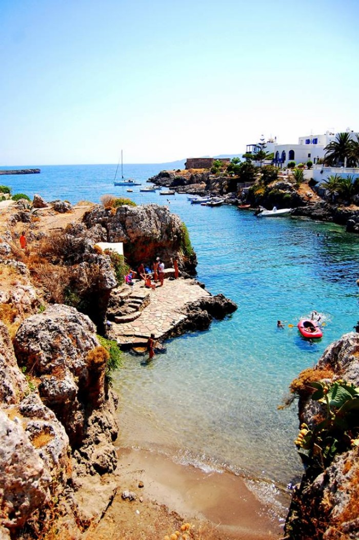 Το κουκλίστικο νησί του μυστηρίου και του έρωτα. Εκεί γεννήθηκε η θεά Αφροδίτη και σε αυτό βρήκαν καταφύγιο ο Πάρις και η Ελένη