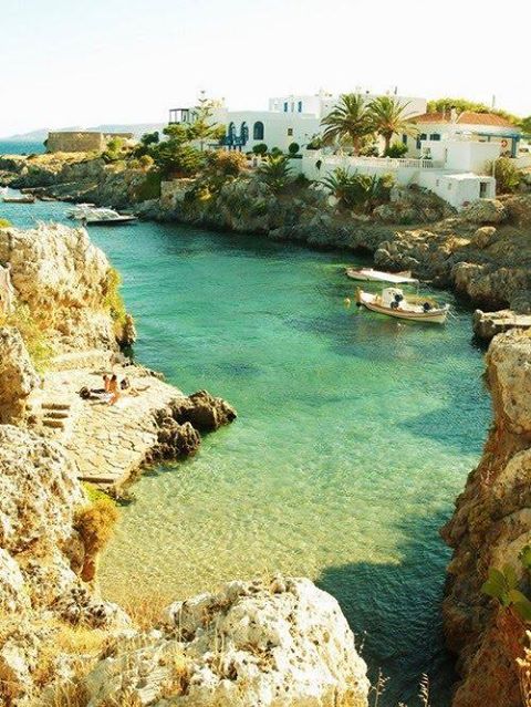 Το κουκλίστικο νησί του μυστηρίου και του έρωτα. Εκεί γεννήθηκε η θεά Αφροδίτη και σε αυτό βρήκαν καταφύγιο ο Πάρις και η Ελένη