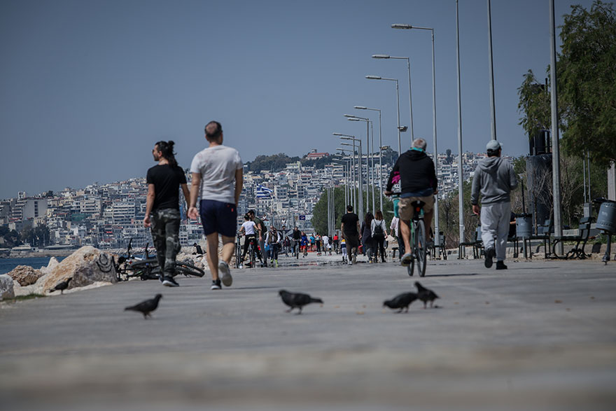 Απαγόρευση κυκλοφορίας - Κορωνοϊός: Αρκετός κόσμος μαζεύτηκε στην παραλία του Φλοίσβου το μεσημέρι του Σαββάτου 11 Απριλίου 2020