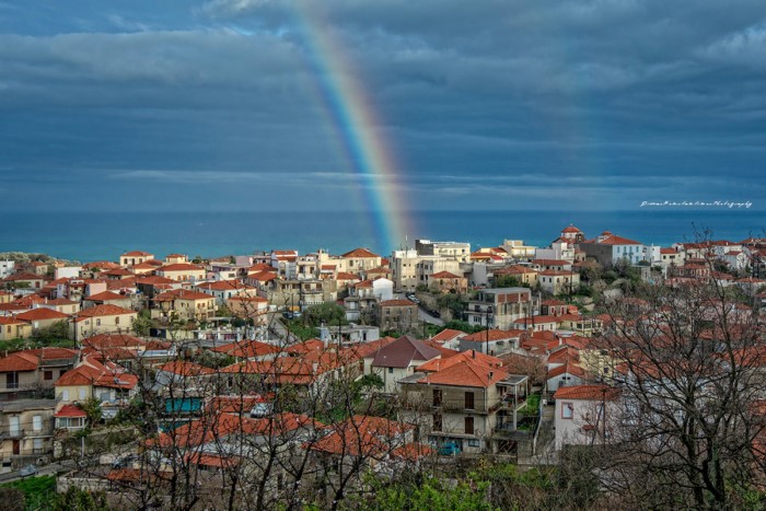 Το «Μπαλκόνι» του Αιγαίου: Έρωτας με την πρώτη βουτιά δυόμιση ώρες από την Αθήνα