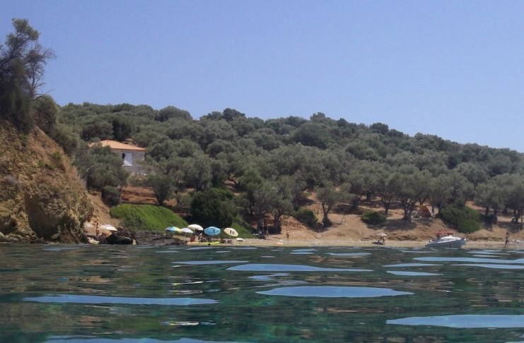 Το μοναδικής και σπάνιας ομορφιάς άγνωστο ελληνικό νησάκι που το επισκέπτεσαι μόνο με.. θαλάσσιο ταξί!