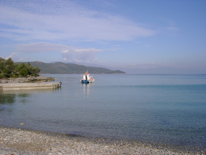 Το μοναδικής και σπάνιας ομορφιάς άγνωστο ελληνικό νησάκι που το επισκέπτεσαι μόνο με.. θαλάσσιο ταξί!