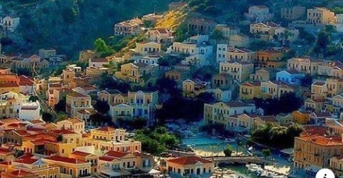Σύμη: Στην άκρη του Αιγαίου υπάρχει ένα μικροσκοπικό νησί που θυμίζει πίνακα ζωγραφικής