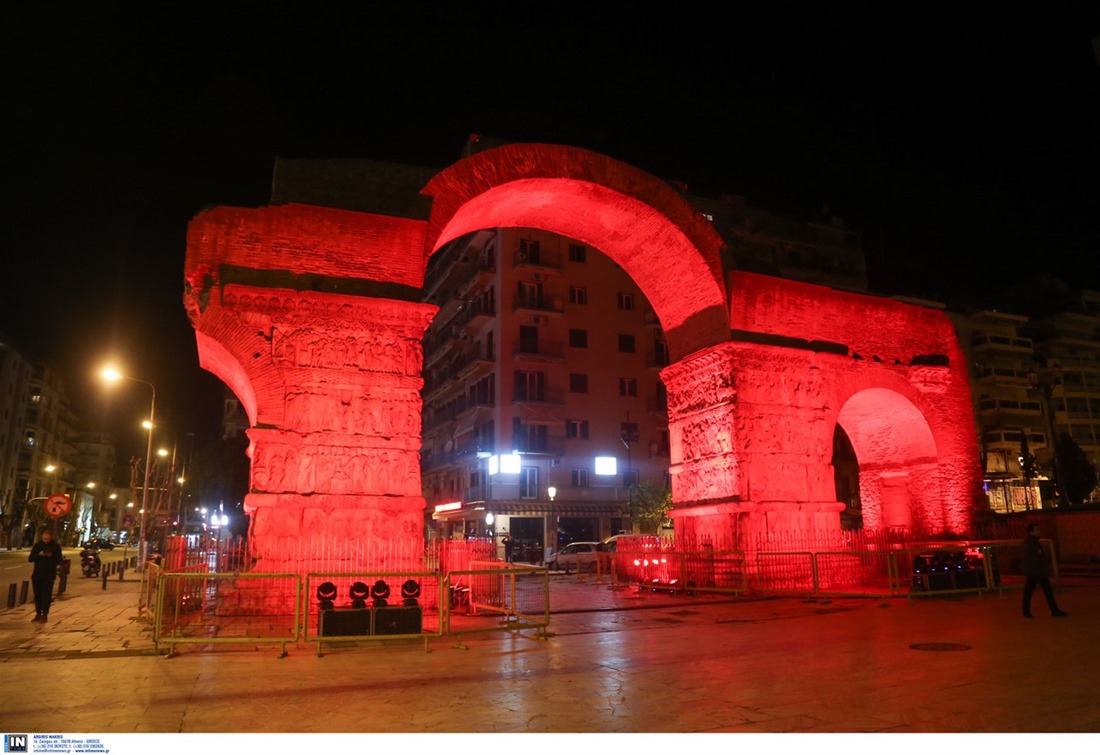 Θεσσαλονίκη: «Κόκκινη» Καμάρα προς τιμήν της Μεγάλης Πέμπτης