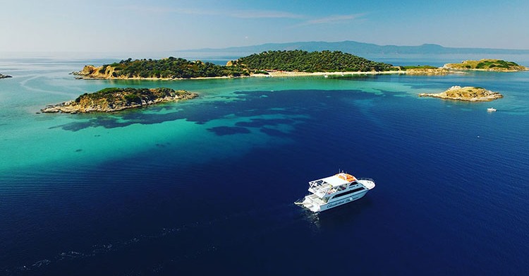 Η «Μύκονος του Βορρά”: Το άγνωστο ελληνικό νησάκι με τις εξωτικές παραλίες και τη μοναδική ομορφιά!