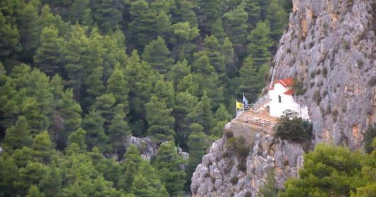 Πάρνηθα: Κλέβει τις εντυπώσεις το εκκλησάκι της Αγίας Μαρίνας χτισμένο πάνω στο βράχο