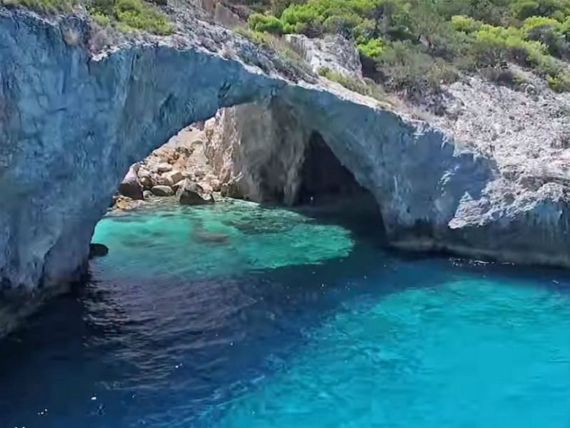 Η μοναδική μυστική παραλία στην Ελλάδα που ο ήλιος δεν ανατέλλει ποτέ βρίσκεται στην Κορινθία
