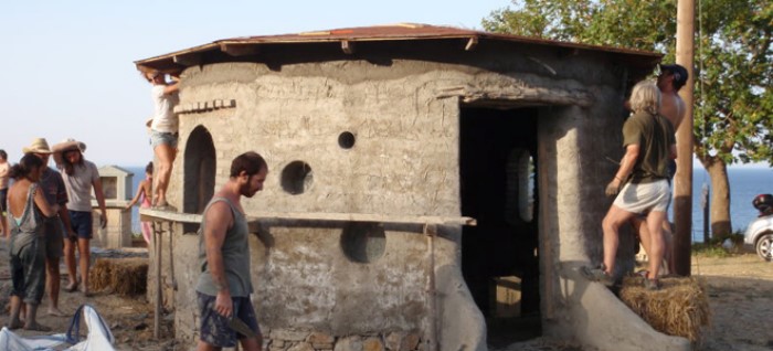 Δύο Λαρισαίοι παράτησαν τη δουλειά τους και φτιάχνουν σπίτια με 2.000€ από φυσικά υλικά