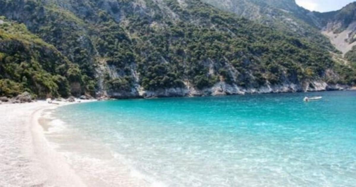 Γνωρίστε τη μαγευτική παραλία Θαψά της Εύβοιας – Καταπράσινα νερά μια ανάσα από την Αθήνα