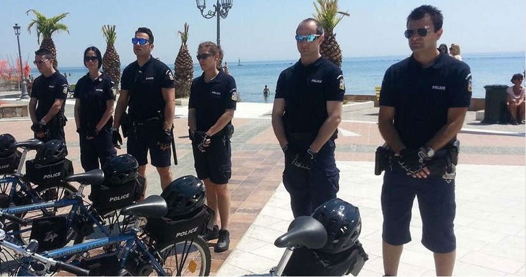 Αστυνομικοί της ΕΛ.Α.Σ με βερμούδες και ποδήλατα θα περιπολούν στις παραλίες