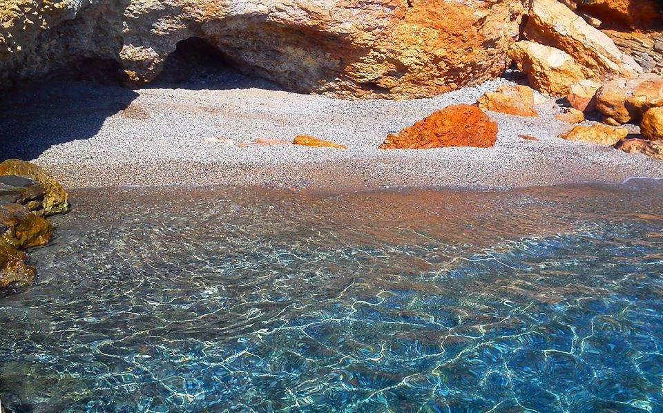 Θυμίζει Πόρτο Κατσίκι: Η παραλία-όνειρο στο Πόρτο Ράφτη που βούλιαξε χθες από κόσμο (pics)