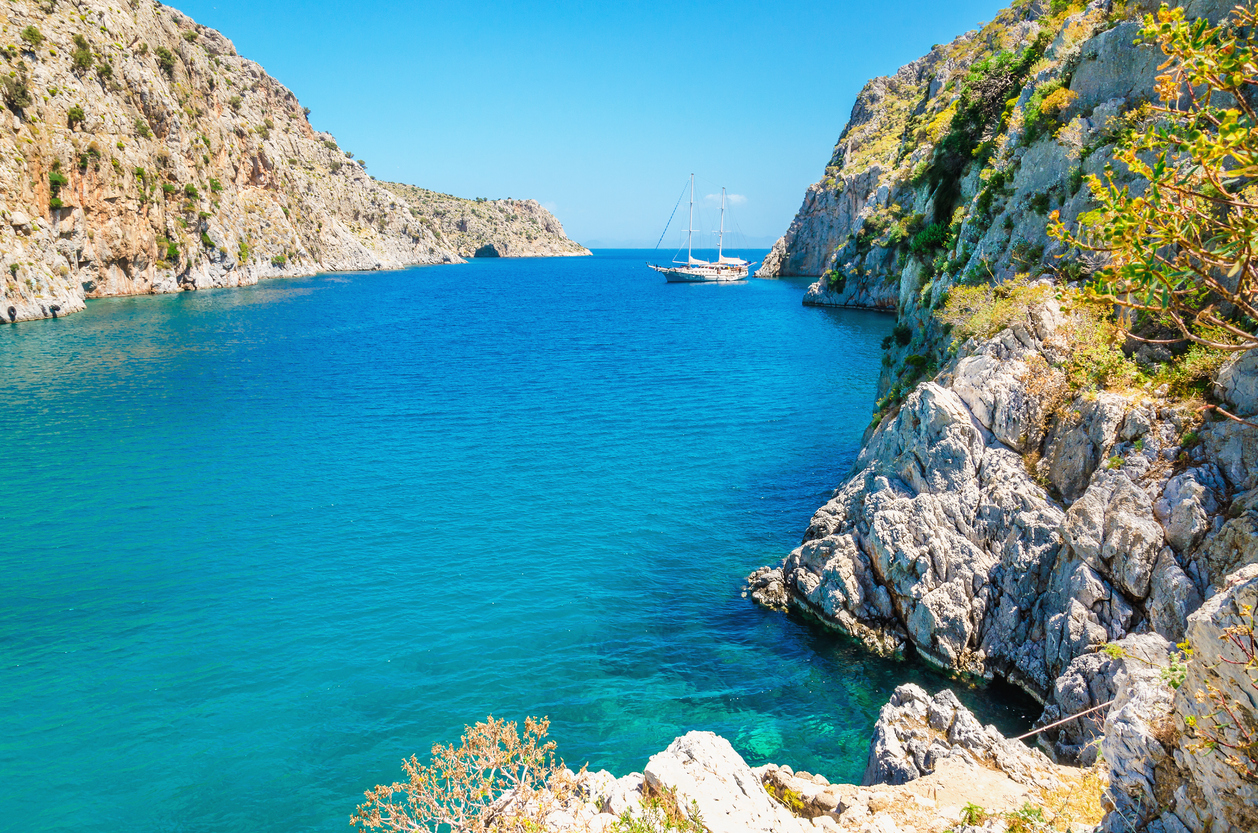 «Με 50 ευρώ έχεις τη θάλασσα στην πόρτα σου»: Το ελληνικό νησί που έσβησε τη Μύκονο (Pics)