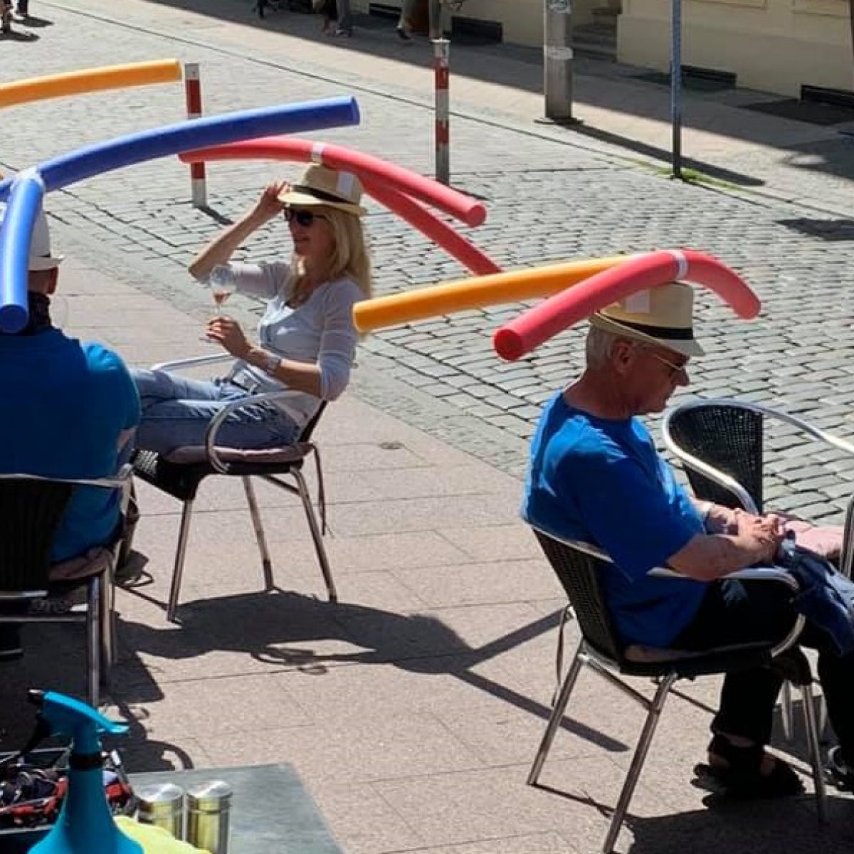 Γερμανία: Καφέ προσφέρει ειδικά αυτοσχέδια «καπέλα» για την τήρηση της απόστασης