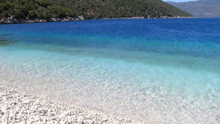 Οι 3 ωραιότερες παραλίες με βότσαλο στην Ελλάδα για να απολαύσεις τις διακοπές σου το φετινό καλοκαίρι