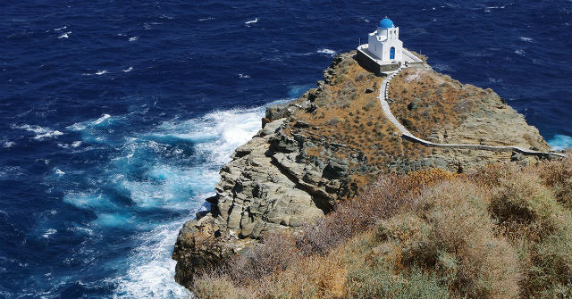 Το εκκλησάκι στο βράχο ατενίζει το απέραντο μπλε του Αιγαίου