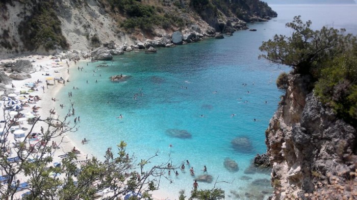 Βουτιά στο όνειρο! Η ελληνική παραλία όπου προσκυνούν ακόμη και οι θεοί! Βουτιά στο όνειρο! Η ελληνική παραλία όπου προσκυνούν ακόμη και οι θεοί!