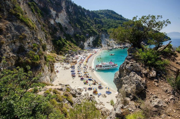 Βουτιά στο όνειρο! Η ελληνική παραλία όπου προσκυνούν ακόμη και οι θεοί!