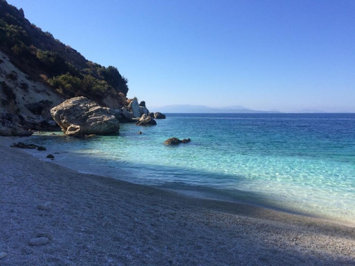 Βουτιά στο όνειρο! Η ελληνική παραλία όπου προσκυνούν ακόμη και οι θεοί!