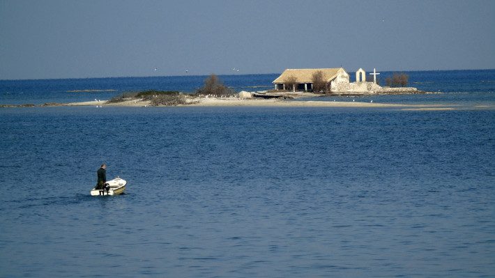 Κρυμμένο διαμάντι: Το παραδεισένιο ελληνικό νησάκι, όπου έζησε σαν ναυαγός ο Άγγελος Σικελιανός