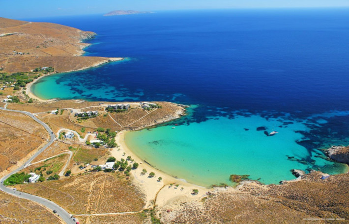 72 παραλίες χωρίς ξαπλώστρες: Η Σέριφος παραμένει covid free με το πρόγραμμα «Μένει μεταξύ μας»