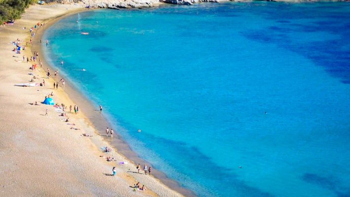 72 παραλίες χωρίς ξαπλώστρες: Το ανέγγιχτο νησί που παραμένει covid free με το πρόγραμμα «Μένει μεταξύ μας»