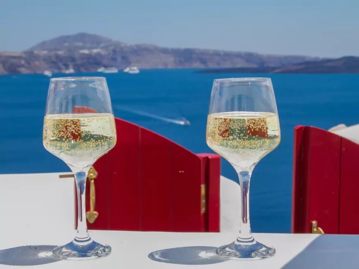 Το πιο περιζήτητο σπίτι Airbnb του κόσμου βρίσκεται στη Σαντορίνη και είναι εντυπωσιακό