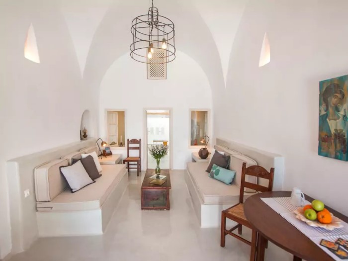 Το πιο περιζήτητο σπίτι Airbnb του κόσμου βρίσκεται στη Σαντορίνη και είναι εντυπωσιακό