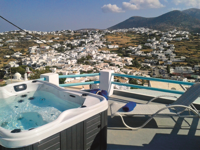 Σε προνομιακή θέση στο Άνω Πετάλι της Σίφνου θα βρείτε το ξενοδοχείο kampos Home