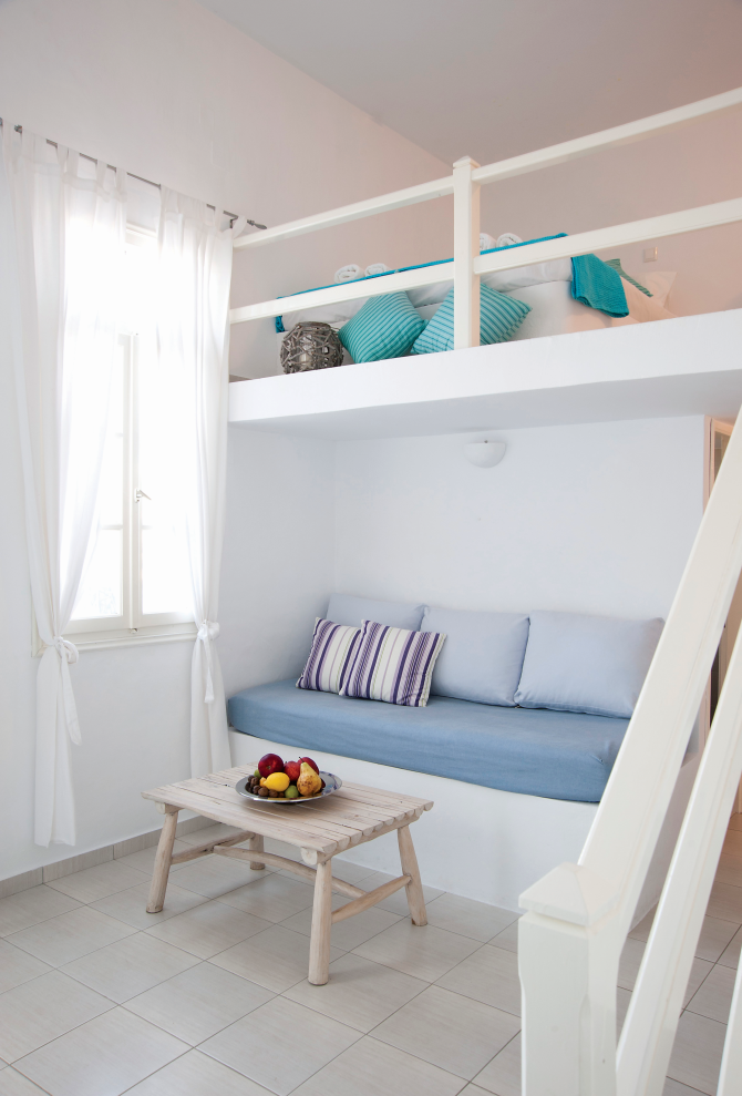 Φωτεινά και minimal τα δωμάτια του Nissos στη Σίφνο