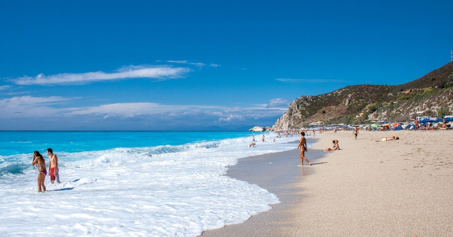 Το νησί με τις ατελείωτες παραλίες που πας οδικώς και φέτος θα πάνε όλοι οι Έλληνες διακοπές