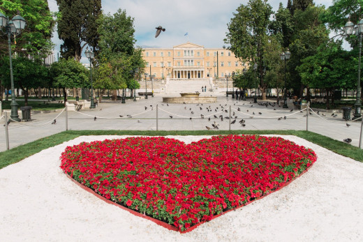 Μια κόκκινη καρδιά από λουλούδια στην πλ. Συντάγματος, με διπλό συμβολισμό