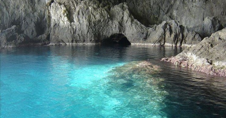 Χύτρα: Η βραχονησίδα στα Κύθηρα με τη θαλάσσια σπηλιά που θυμίζει.. πισίνα