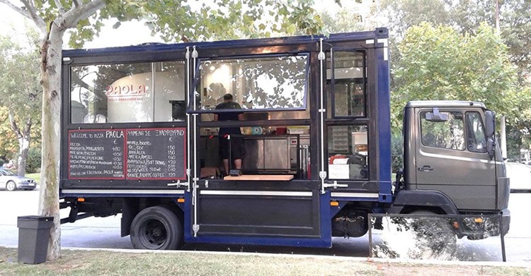 Η πρώτη κινητή καντίνα – πιτσαρία με ξυλόφουρνο παρκάρει στη Θεσσαλονίκη
