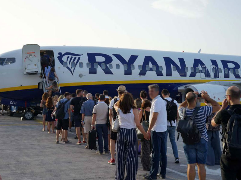 Ryanair επιβίβαση ταξιδιωτών