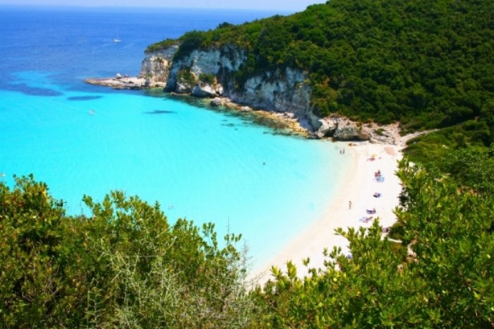 Αν υπάρχει παράδεισος, είναι κάπως έτσι.. Η παραλία με τα λουλακί νερά που θεωρείται μια από τις ωραιότερες «κρυμμένες» παραλίες της Ευρώπης