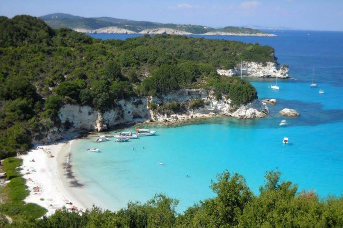 Αν υπάρχει παράδεισος, είναι κάπως έτσι.. Η παραλία με τα λουλακί νερά που θεωρείται μια από τις ωραιότερες «κρυμμένες» παραλίες της Ευρώπης