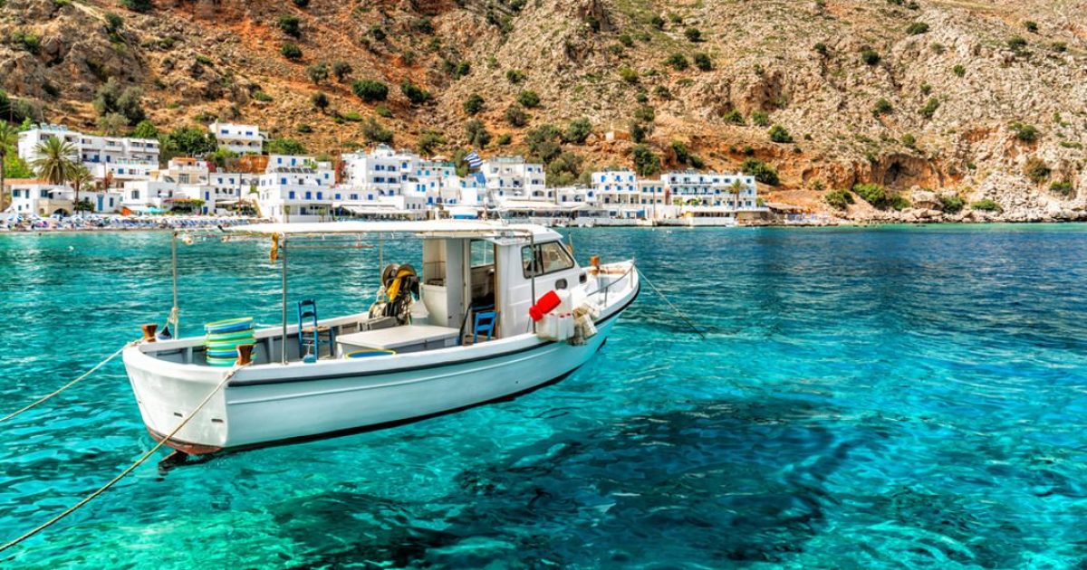 Λουτρό: Όσα πρέπει να γνωρίζετε για το γραφικό ελληνικό χωριουδάκι με τα τυρκουάζ νερά που δεν έχει δρόμο