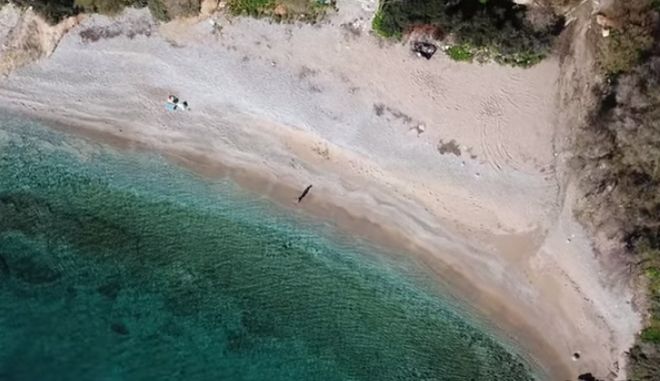 Ερωτοσπηλιά: Η πιο ερωτική παραλία της Αττικής από ψηλά! Πως θα την ανακαλύψετε