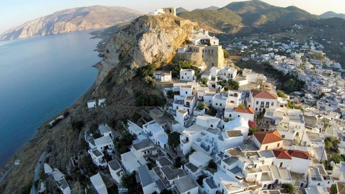 Μια «Κυκλάδα» στην καρδιά του Αιγαίου: Το νησί που θα αγαπήσουν οι Έλληνες αυτό το καλοκαίρι