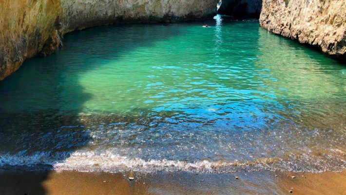 Ο προορισμός που δεν κινδυνεύεις από τον ιό το καλοκαίρι του 2020 είναι το νησί με τις ωραιότερες παραλίες στην Ελλάδα