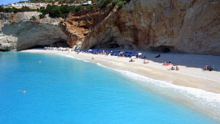 Θα έχει σχεδόν εξαφανιστεί: Ο ασφαλέστερος μήνας για να κάνεις Διακοπές στην Ελλάδα το καλοκαίρι του 2020