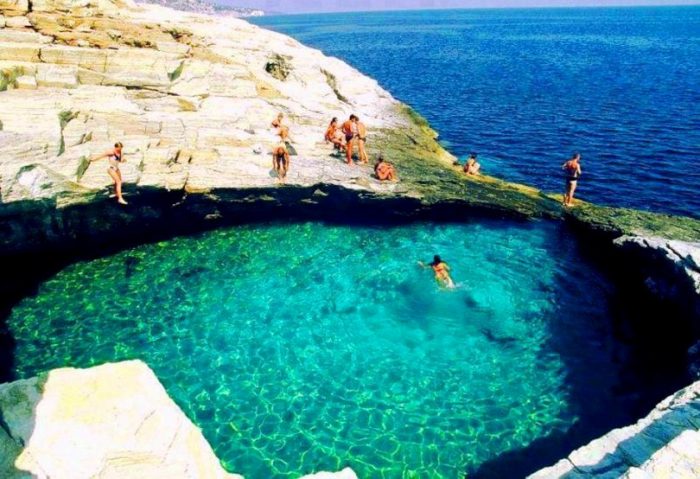 Η φυσική πισίνα – όνειρο που θα σε κάνει να κλείσεις αμέσως εισιτήρια για το πιο πράσινο νησί της Ελλάδας (Pics)