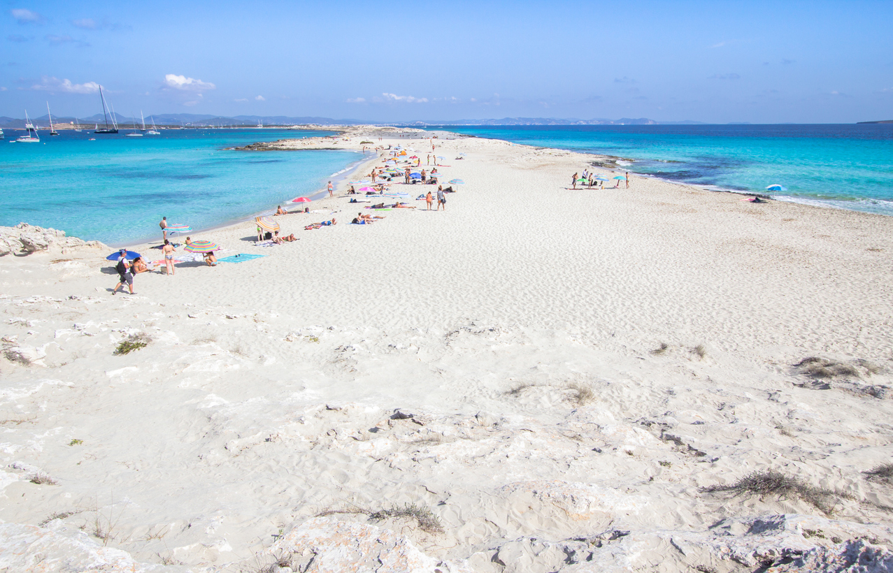 Δεν βρέχει ποτέ, δεν έχει αυτοκίνητα: Το νησί με τον πιο καυτό ήλιο στη Μεσόγειο (Pics)