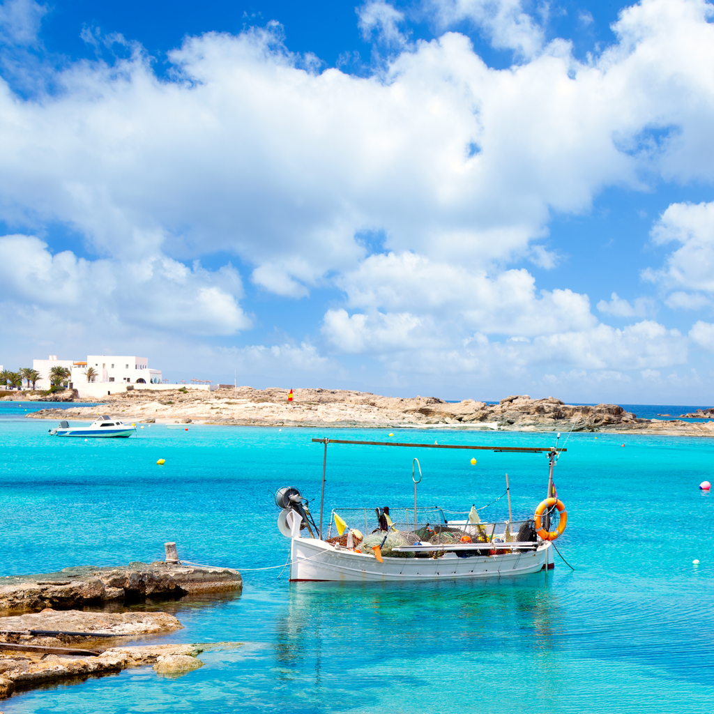Δεν βρέχει ποτέ, δεν έχει αυτοκίνητα: Το νησί με τον πιο καυτό ήλιο στη Μεσόγειο (Pics)