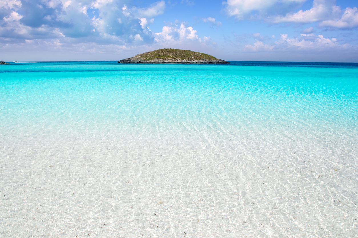 Δεν βρέχει ποτέ, δεν έχει αυτοκίνητα: Το νησί με τον πιο καυτό ήλιο στη Μεσόγειο (Pics)