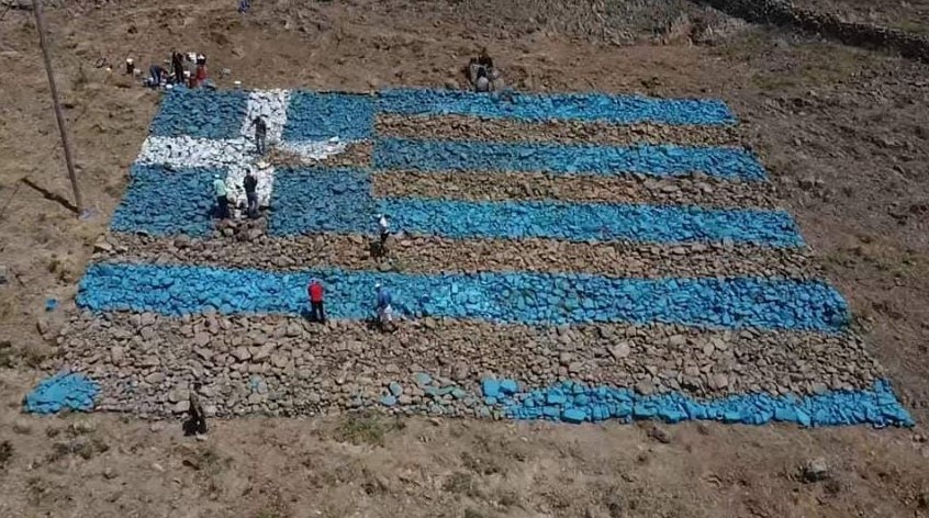 Ελληνική σημαία 500 τ.μ. με πέτρες στην Λέσβο