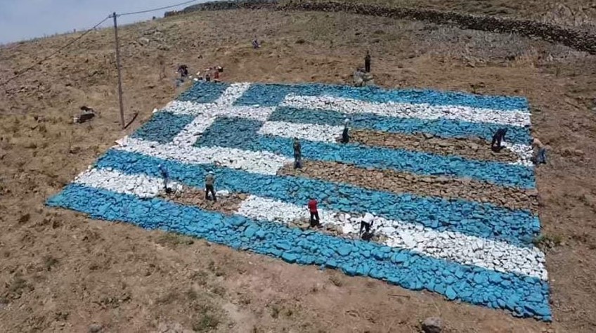 Ελληνική σημαία 500 τ.μ. με πέτρες στην Λέσβο