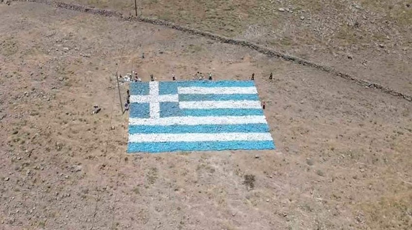 Ελληνική σημαία 500 τ.μ. με πέτρες στην Λέσβο