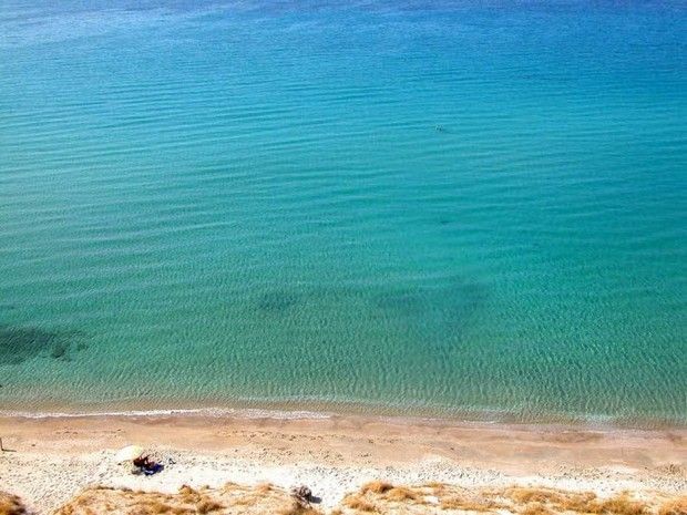 Αχιβαδόλιμνη, η μεγαλύτερη παραλία της Μήλου με κατάλευκη αμμουδιά 