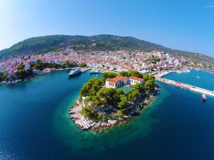 Σκιάθος:  Εκεί που το απέραντο γαλάζιο πάει παρέα με το πράσινο